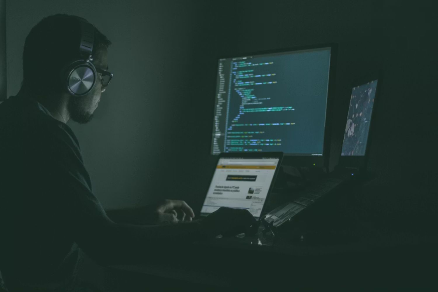 Metas, reuniões e ataques digitais: a rotina de um hacker profissional parece mais com a de uma empresa