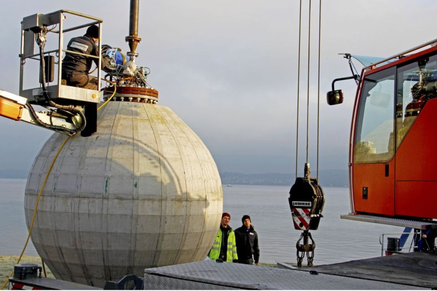 Gigantescas bolas afundadas no oceano podem esconder a resposta para um dos maiores problemas da energia limpa
