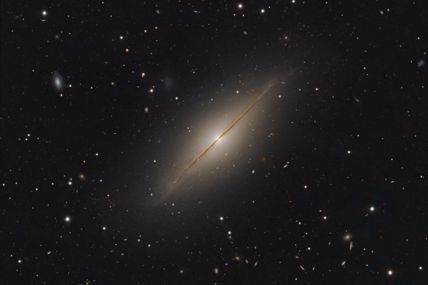 Cientistas descobrem halo invisível gigantesco ao redor da galáxia do Sombrero