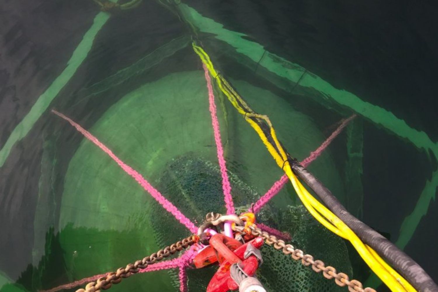 Gigantescas bolas afundadas no oceano podem esconder a resposta para um dos maiores problemas da energia limpa