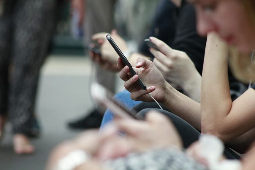 O que diz a psicologia sobre quem passa horas nas redes sociais sem publicar quase nada