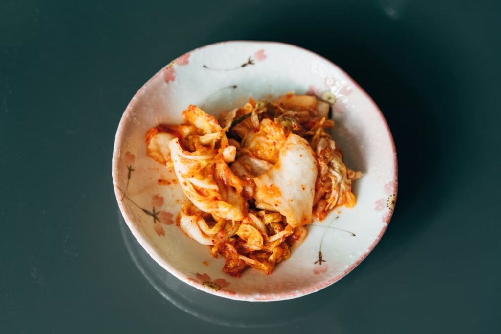 Cientistas descobrem bactéria no kimchi que pode eliminar microplásticos do corpo