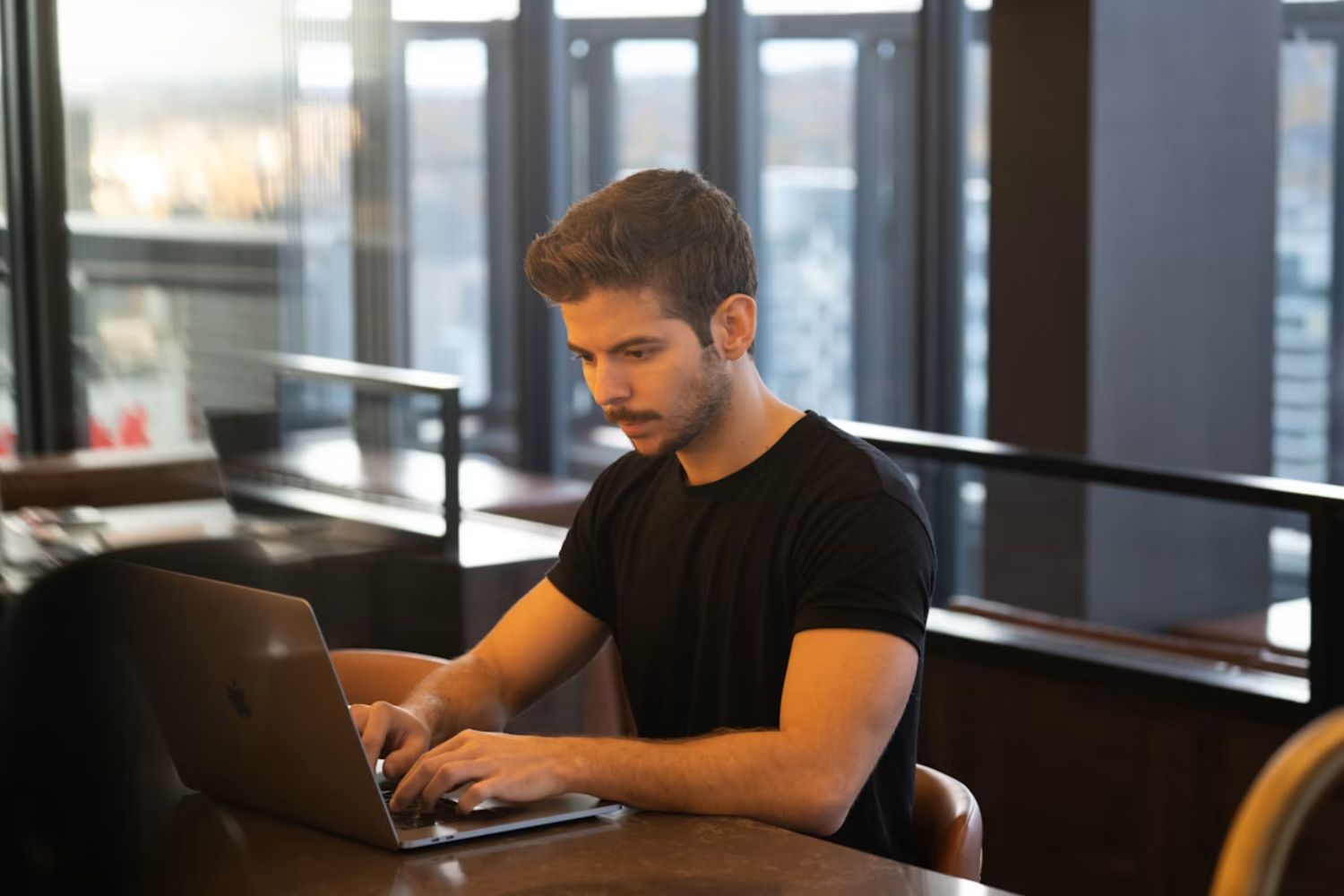 Pesquisa revela crescimento do acesso a conteúdo pornô em dispositivos de trabalho