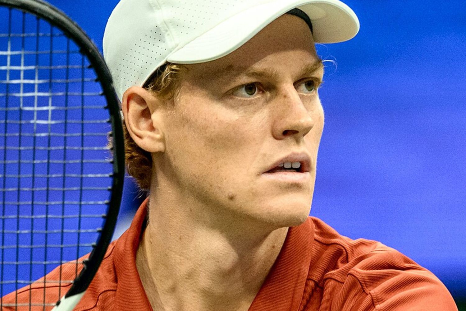O colapso inesperado de Sinner em Roland Garros levanta suspeitas e provoca revolta no circuito