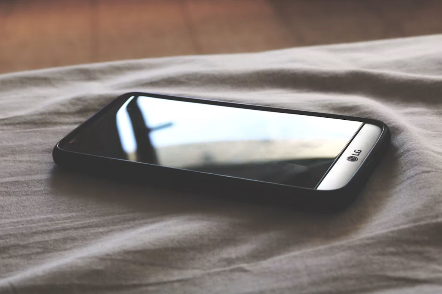 Estudo revela que a tela do celular pode ter mais bactérias que um vaso sanitário