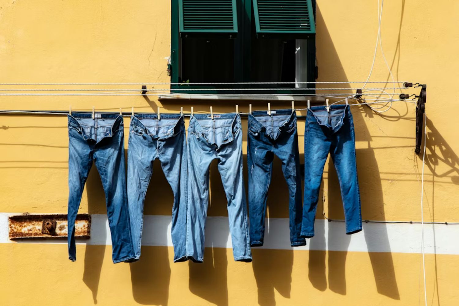 Talvez você esteja lavando seu jeans mais do que deveria e isso pode estar destruindo a peça