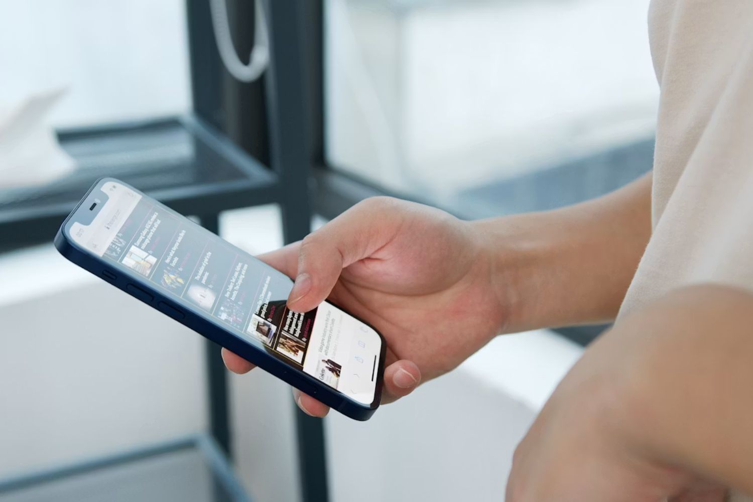 Estudo revela que a tela do celular pode ter mais bactérias que um vaso sanitário