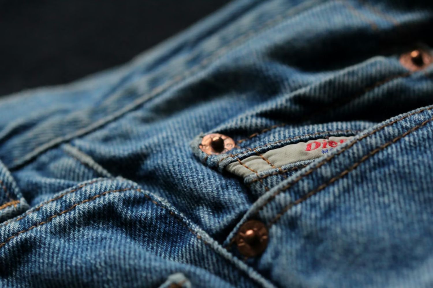 Talvez você esteja lavando seu jeans mais do que deveria e isso pode estar destruindo a peça