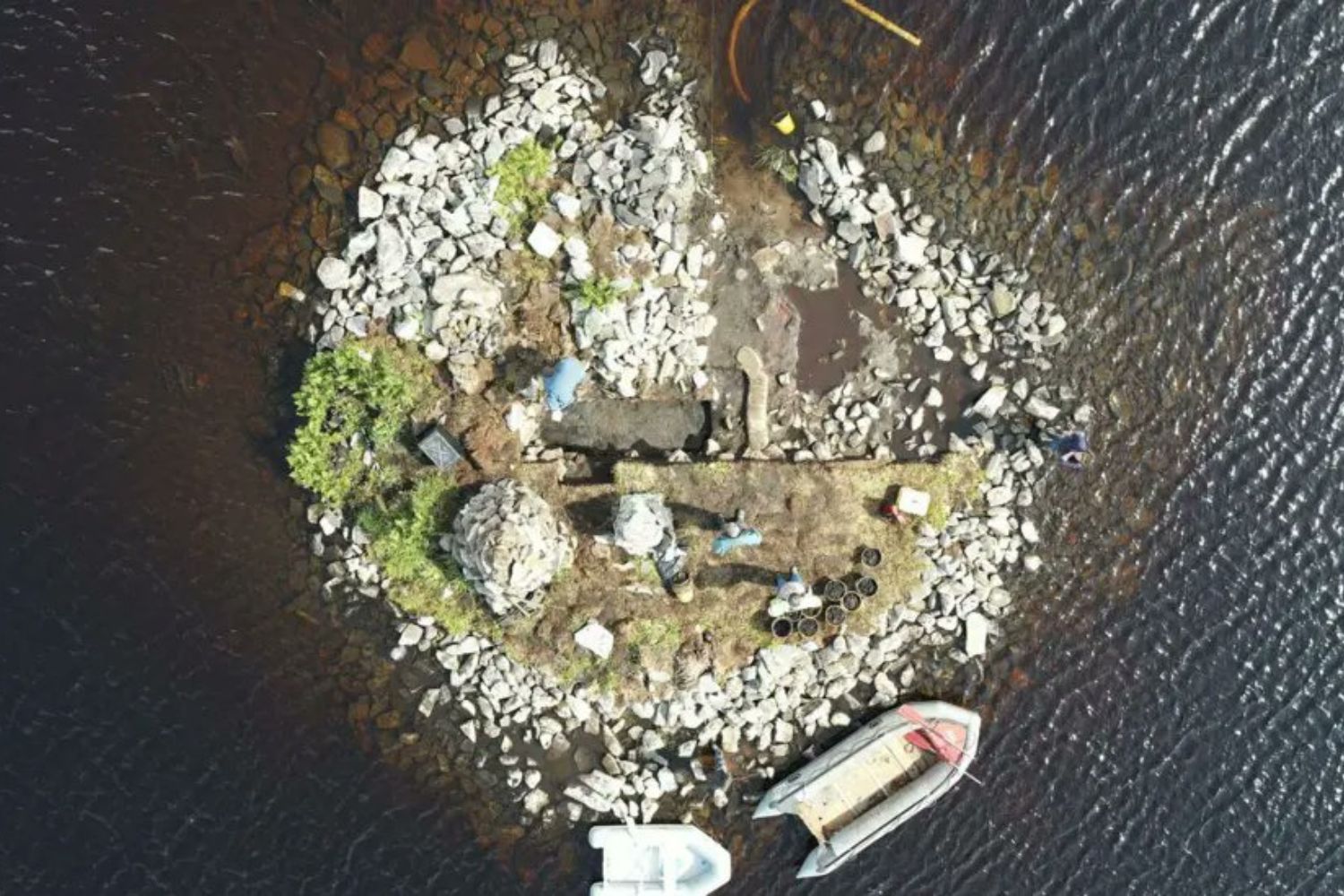 Arqueólogos encontram estrutura impressionante escondida em lago da Escócia