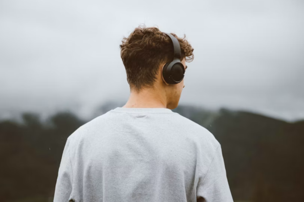 Você Ouve As Mesmas Músicas Todos Os Dias A Psicologia Sugere Que Esse Hábito Pode Revelar Muito Mais Sobre Sua Mente Do Que Parece