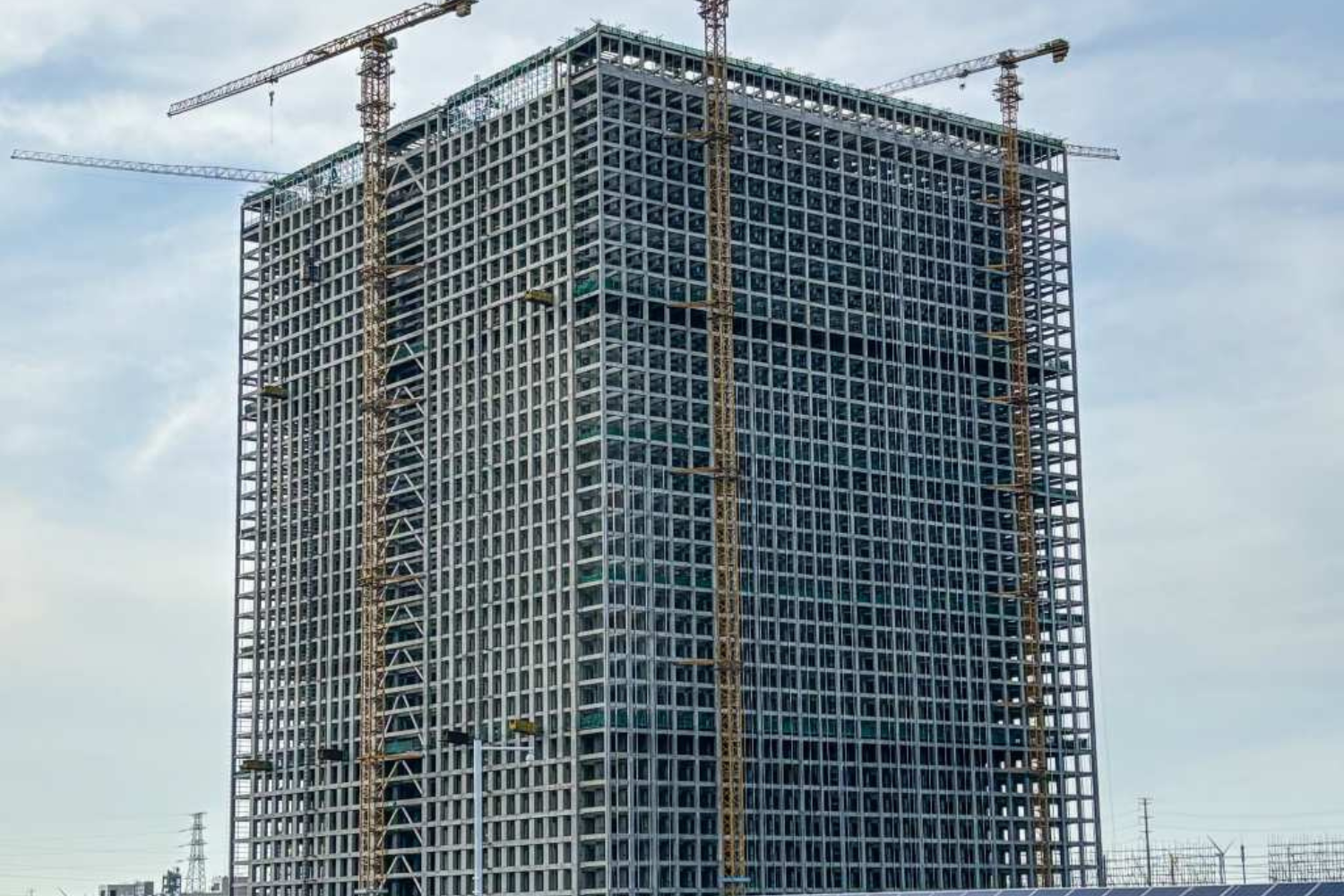 A China Acaba De Ligar A Primeira Bateria Gravitacional Comercial Do Mundo Uma Torre De 148 Metros Capaz De Armazenar 100 Mwh De Energia Renovável