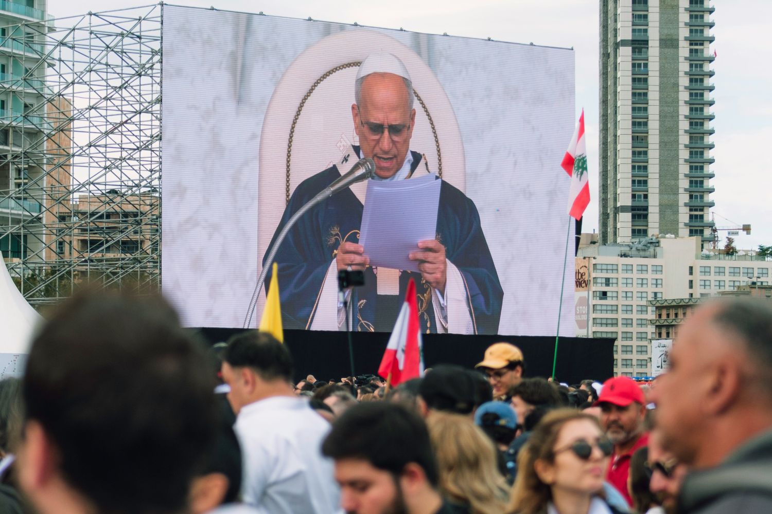 O que significa o gesto “six seven” que o papa Leão XIV faz em eventos com jovens e que virou fenômeno nas redes sociais