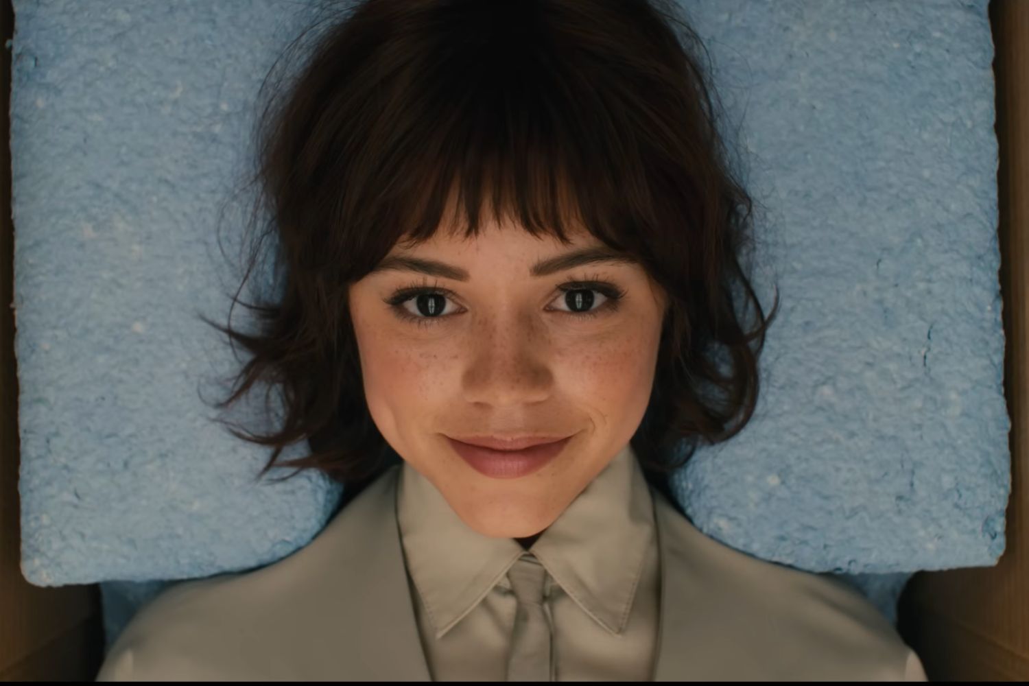 O novo filme de ficção científica com Jenna Ortega acaba de ganhar trailer — e ele esconde uma estreia que muita gente não percebeu
