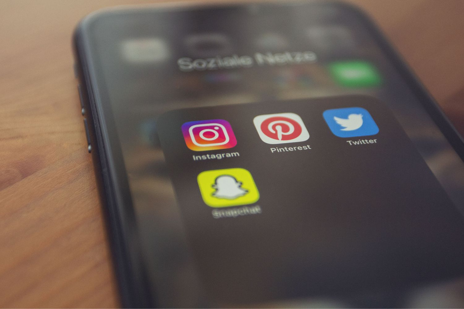 Reino Unido quer proibir menores de 16 anos de usar redes sociais como TikTok, Instagram e Facebook