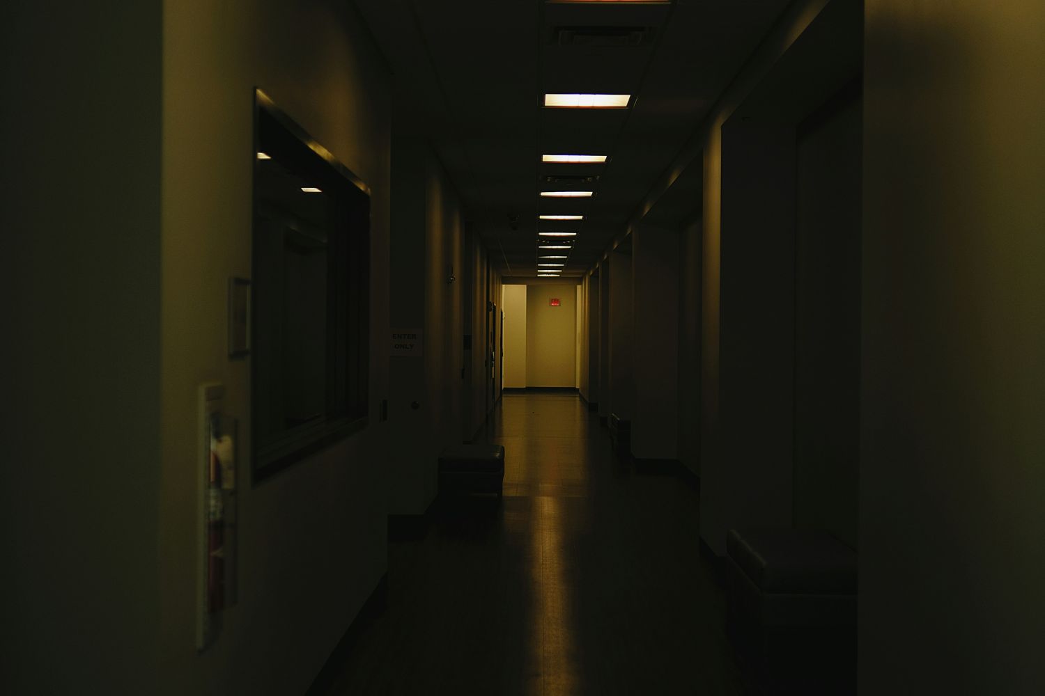 Backrooms: o fenômeno que nasceu em um canto obscuro da internet e agora domina os cinemas