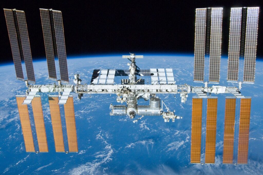 Vazamento em módulo russo da Estação Espacial Internacional levou astronautas a se refugiarem em cápsula da SpaceX durante reparo