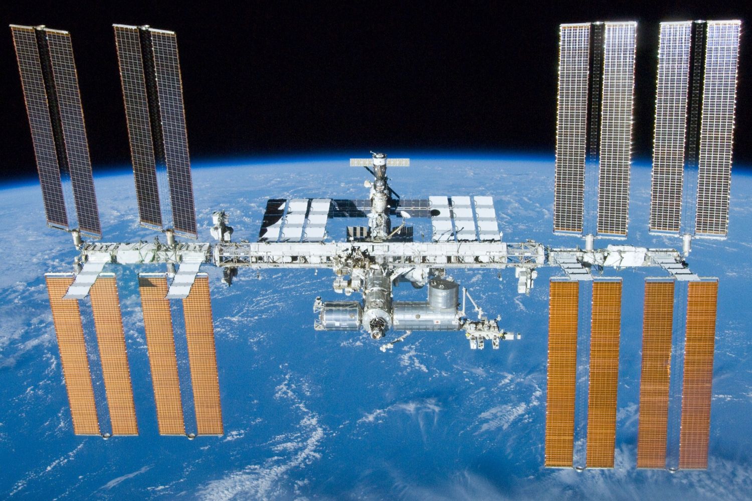 Vazamento em módulo russo da Estação Espacial Internacional levou astronautas a se refugiarem em cápsula da SpaceX durante reparo