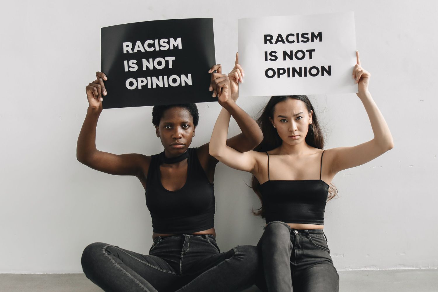 Boneca antistresse que representa criança negra gera acusações de racismo e provoca revolta nas redes sociais