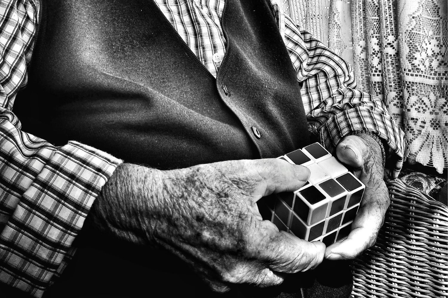Cientistas descobriram algo surpreendente sobre o cérebro aos 90 anos e isso muda o que se acreditava sobre o envelhecimento