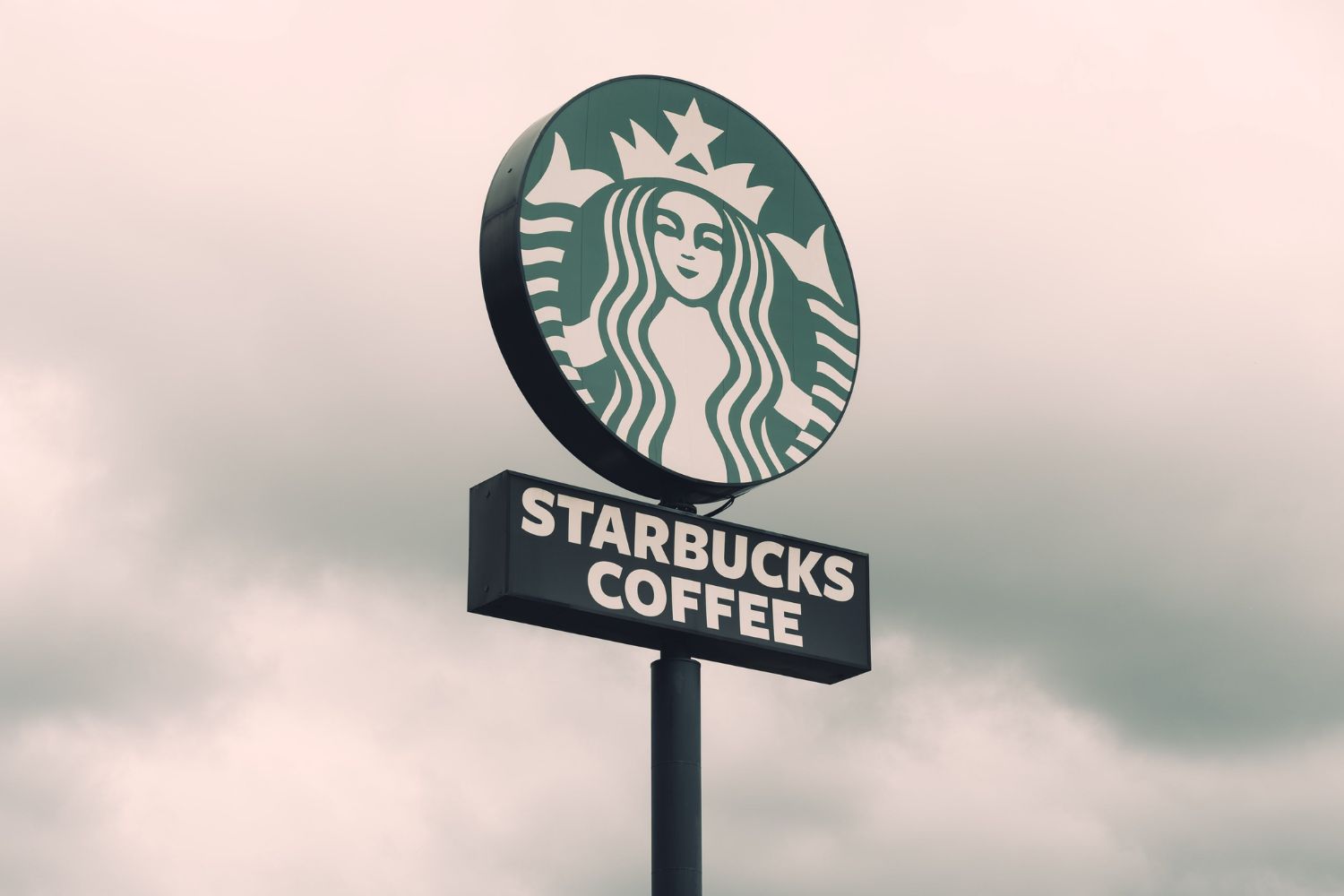 O colecionável mais disputado da Starbucks retorna com visual inspirado na Copa