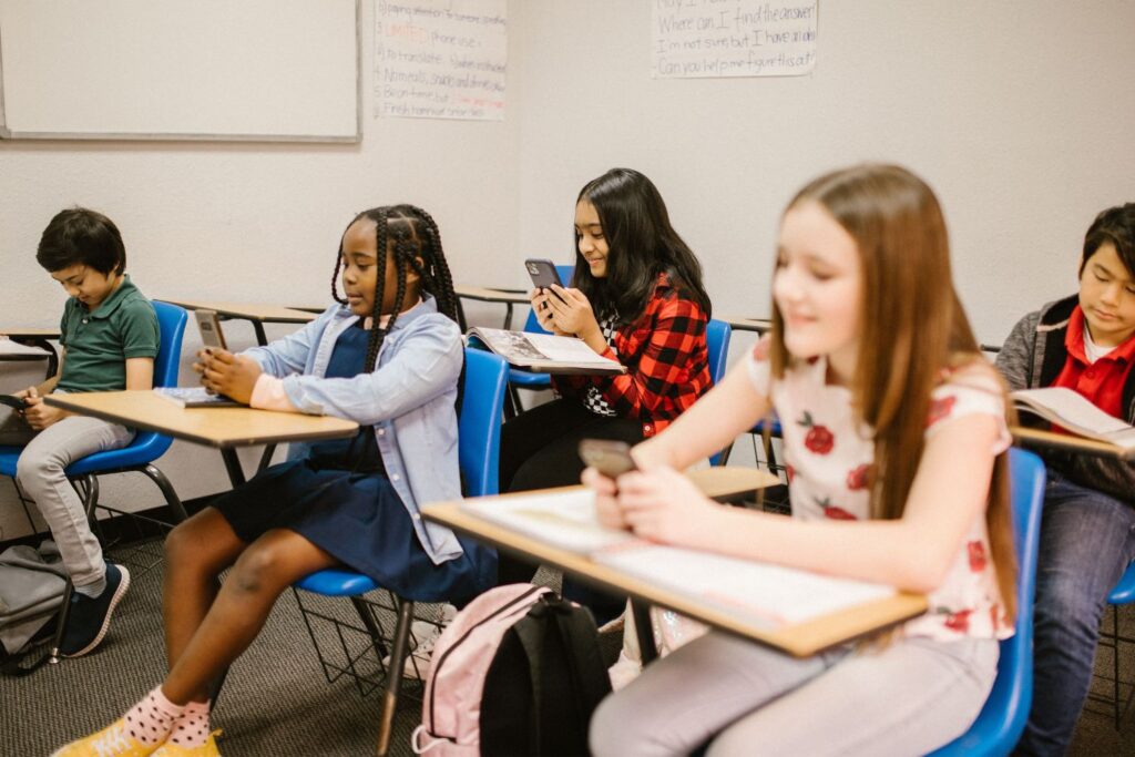 O que aconteceu quando quase 5 mil escolas esconderam os celulares dos alunos surpreendeu até pesquisadores