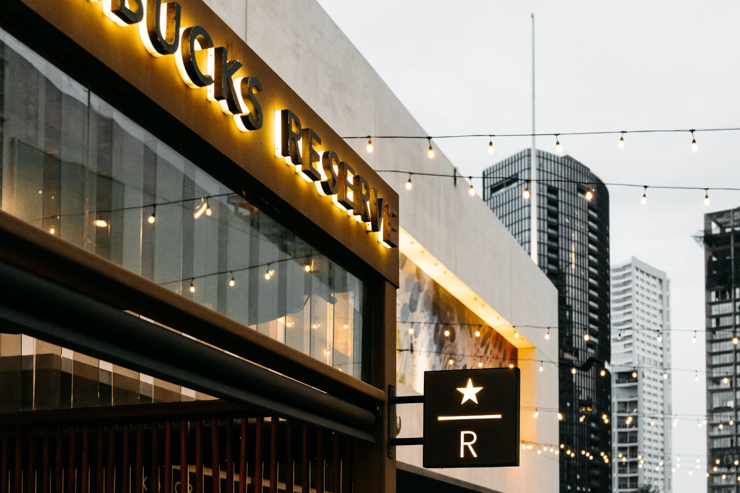 O colecionável mais disputado da Starbucks retorna com visual inspirado na Copa
