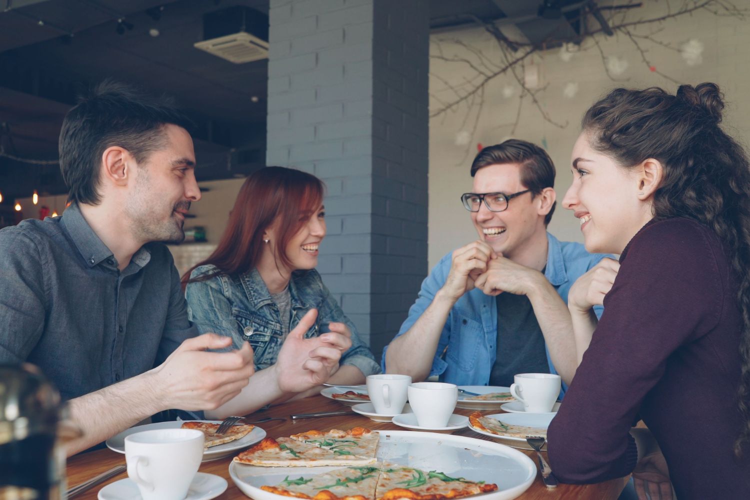 Um hábito simples na hora do almoço pode ter um impacto surpreendente na sua felicidade