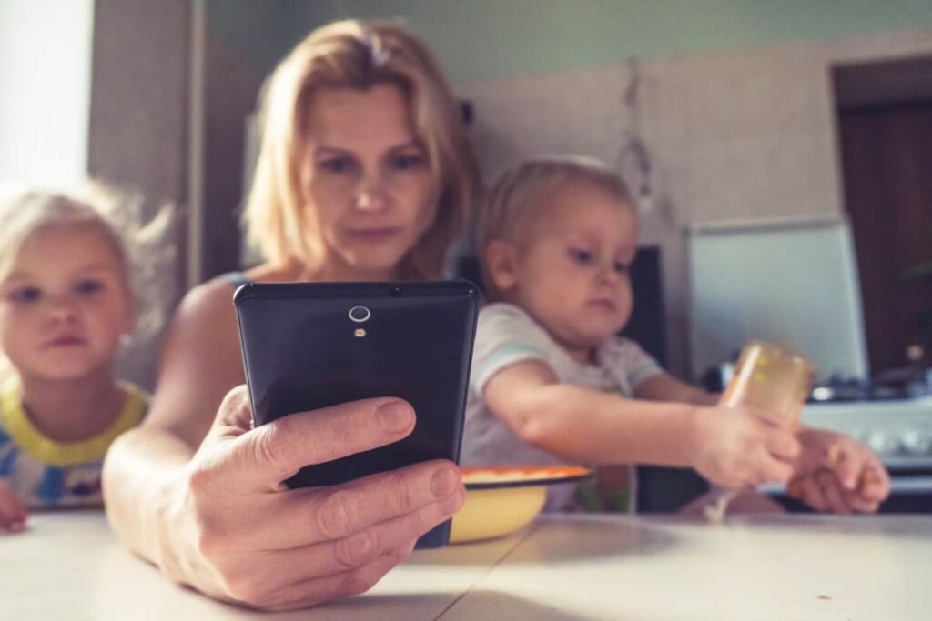 Neurocientista alerta: uso do celular pelos pais pode afetar adolescentes mais do que o tempo de tela deles