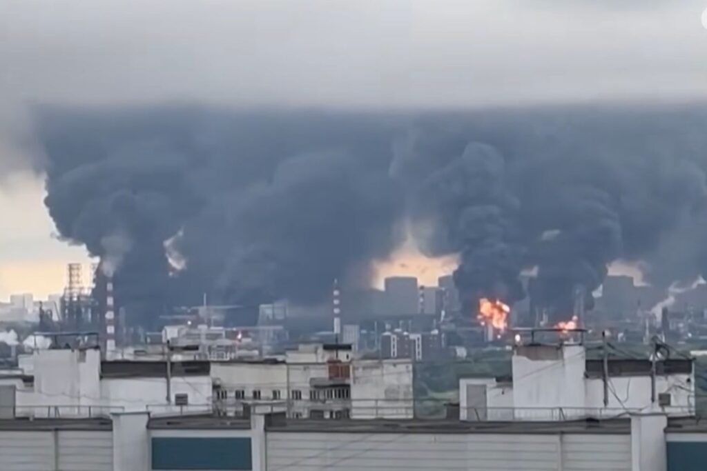 Maior ataque contra Moscou desde o início da guerra deixa moradores assustados e gera relatos de uma estranha chuva escura