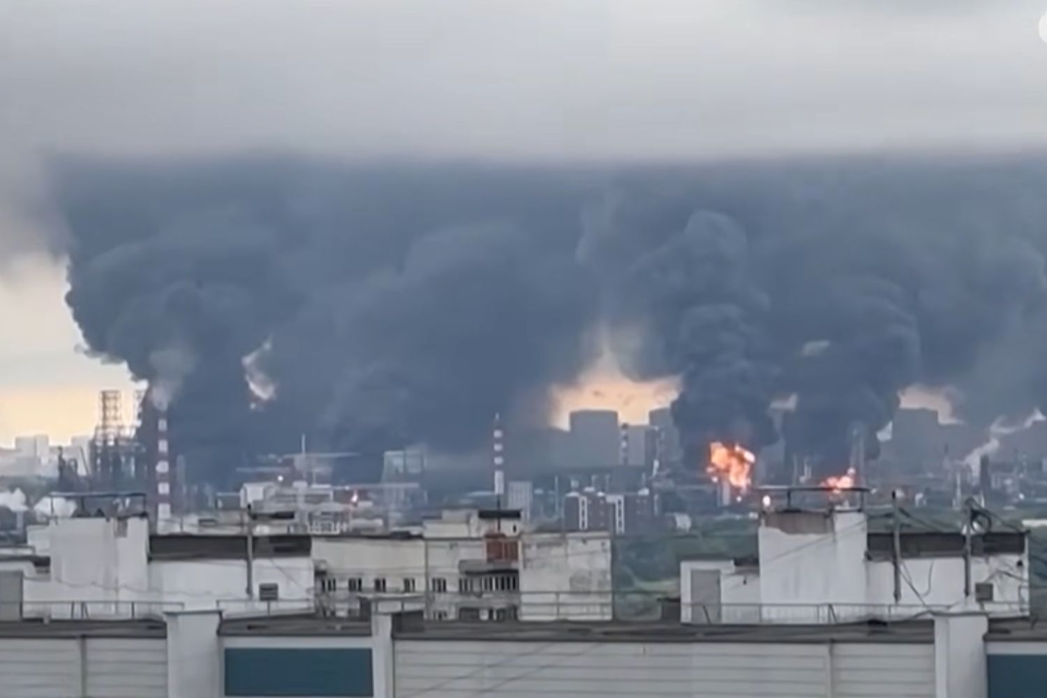 Maior ataque contra Moscou desde o início da guerra deixa moradores assustados e gera relatos de uma estranha chuva escura