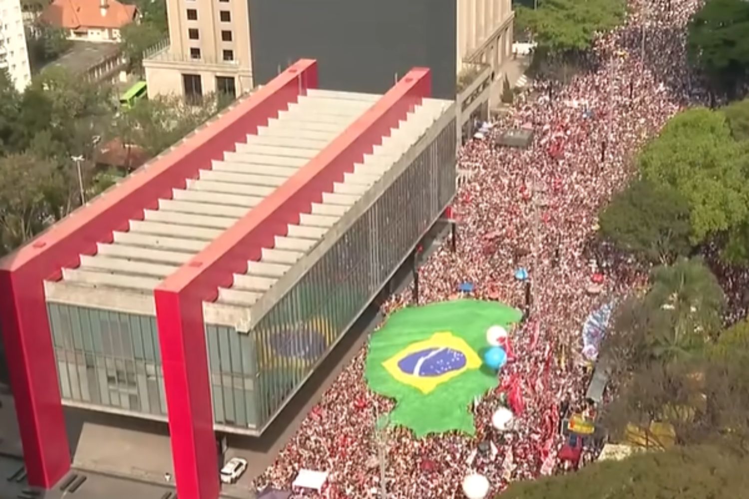 Pesquisa revela se a geração Z brasileira é realmente mais conservadora que os mais velhos
