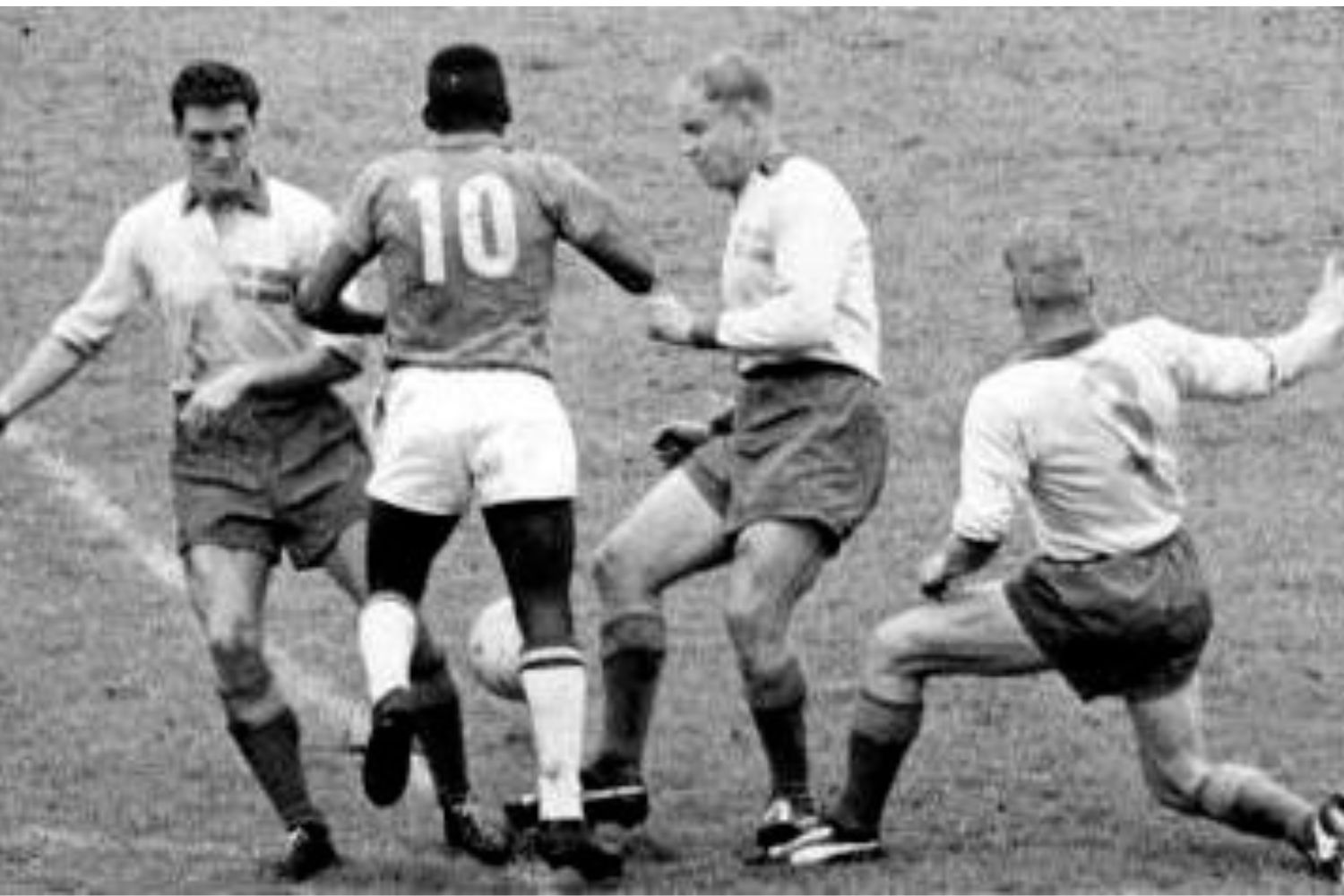 Após décadas sem imagens, tecnologia recria momento histórico de Pelé