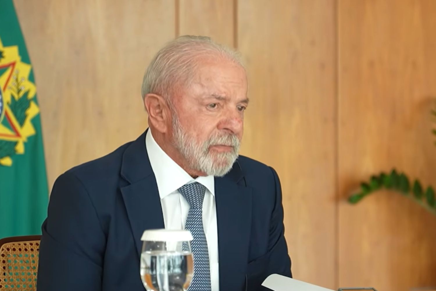 Brasileiros apontam política como principal foco das notícias falsas na internet
