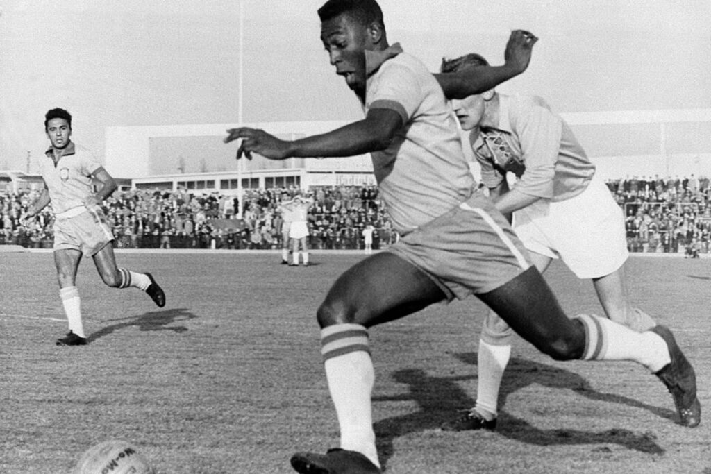 Após décadas sem imagens, tecnologia recria momento histórico de Pelé