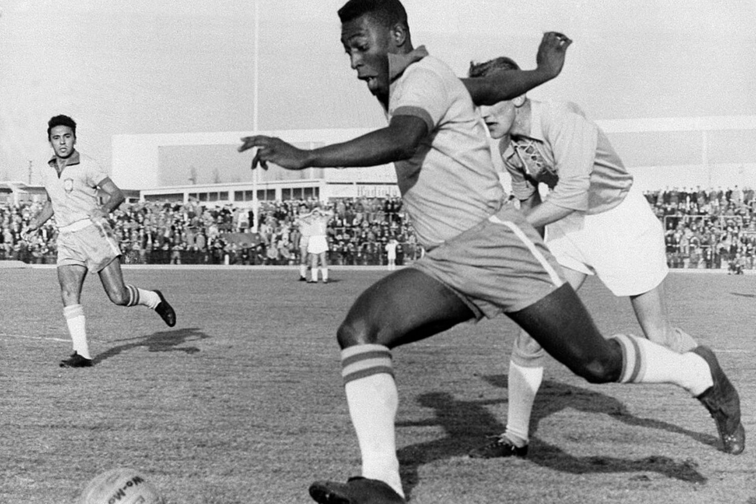 Após décadas sem imagens, tecnologia recria momento histórico de Pelé