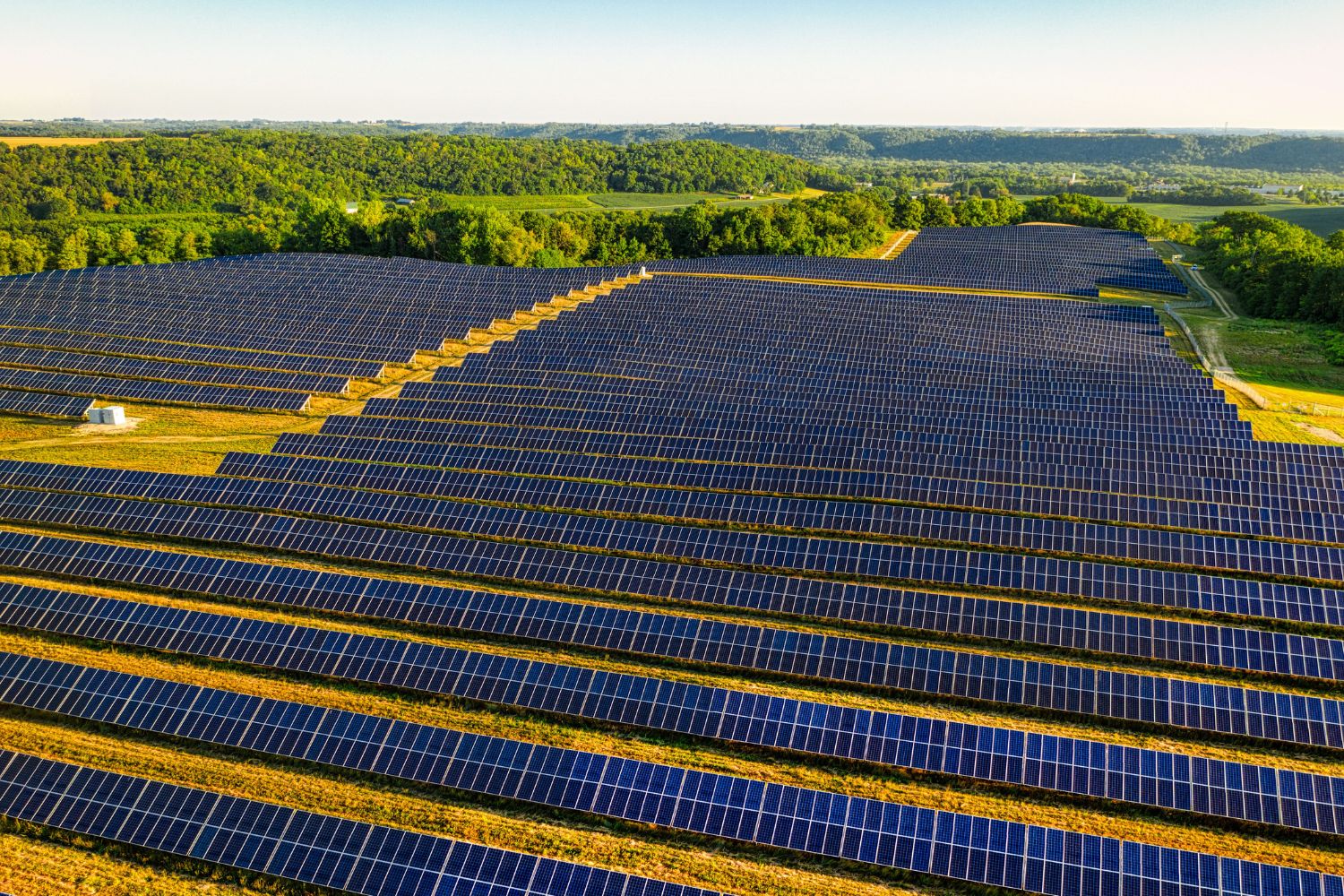 Cientistas investigam um efeito inesperado das fazendas solares que pode mudar o futuro dos desertos