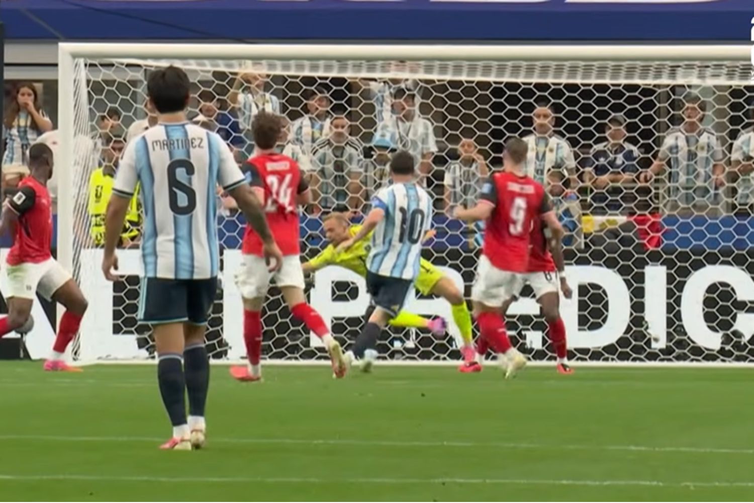 Messi perde pênalti, quebra um recorde histórico e coloca a Argentina no mata-mata da Copa em uma noite que já entrou para o torneio