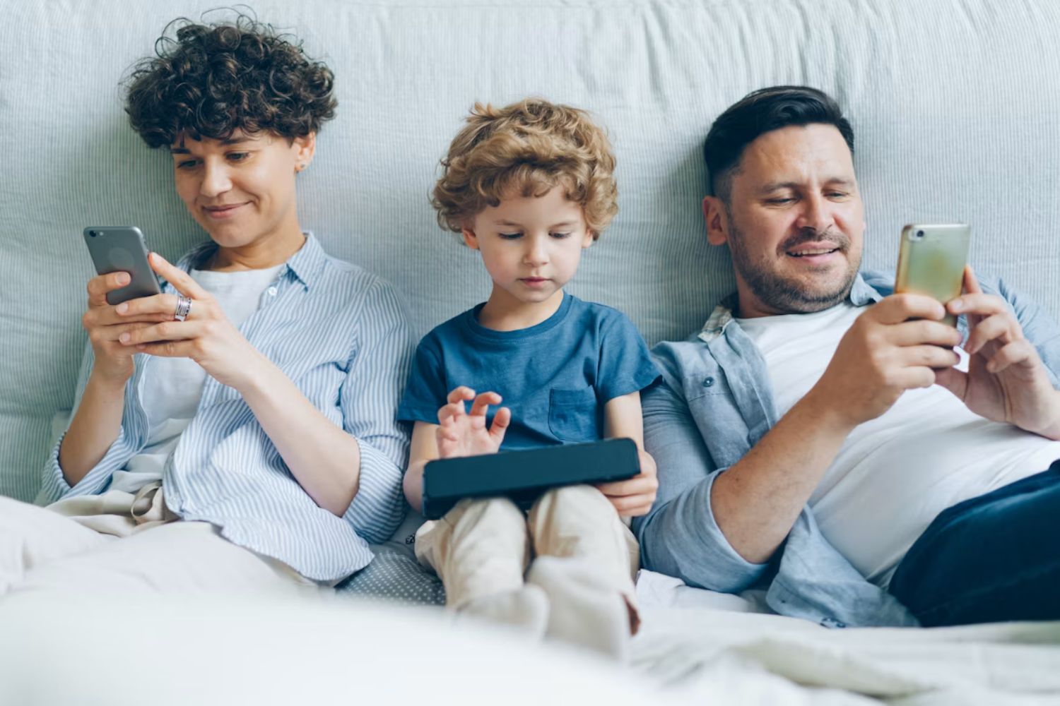 Neurocientista alerta: uso do celular pelos pais pode afetar adolescentes mais do que o tempo de tela deles