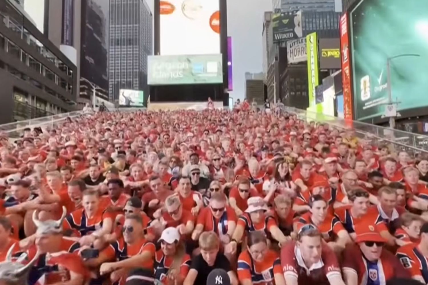 A torcida da Noruega inventou um ritual no Mundial que parece cena de filme e agora ninguém consegue ignorá-lo