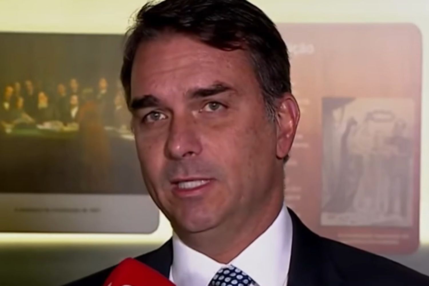Pesquisa acende alerta máximo no PL e expõe dificuldade crescente de Flávio Bolsonaro em grupo considerado decisivo
