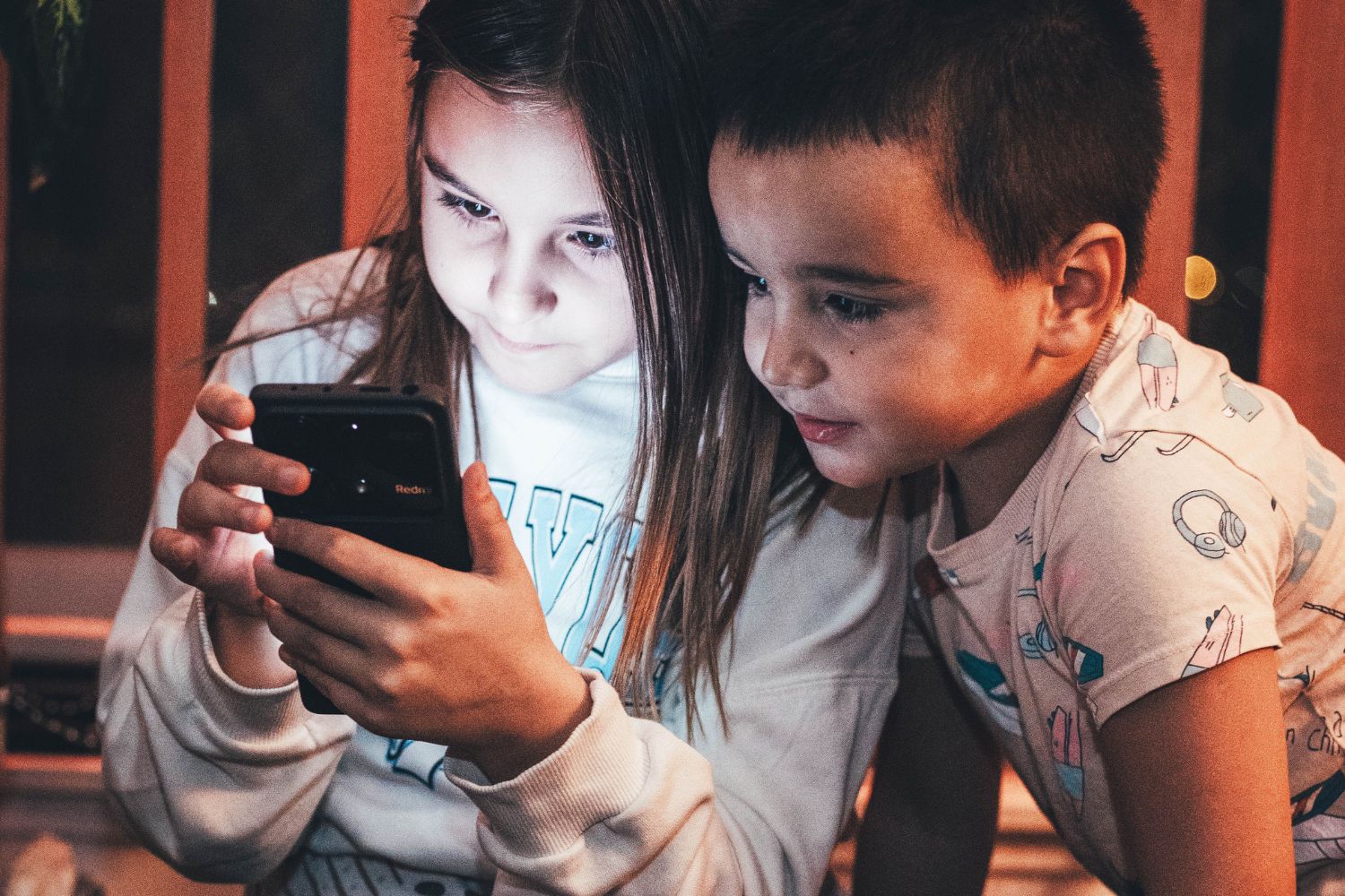 Especialistas alertam que celulares e tablets estão aumentando os casos de miopia infantil