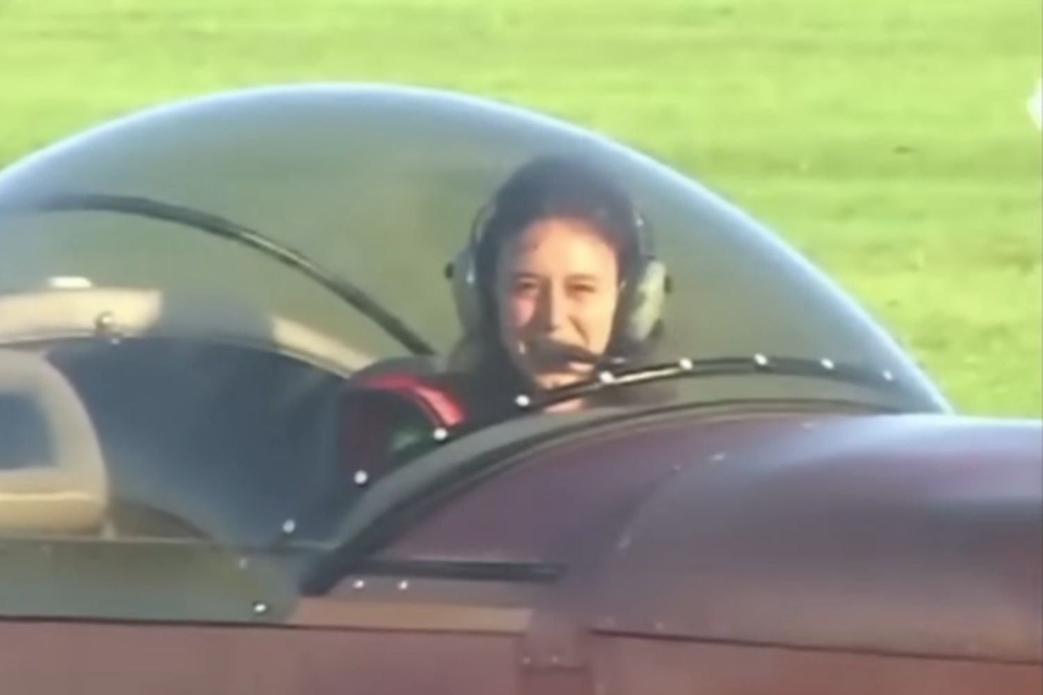 A jovem comparada a Einstein que construiu um avião antes mesmo de poder dirigir