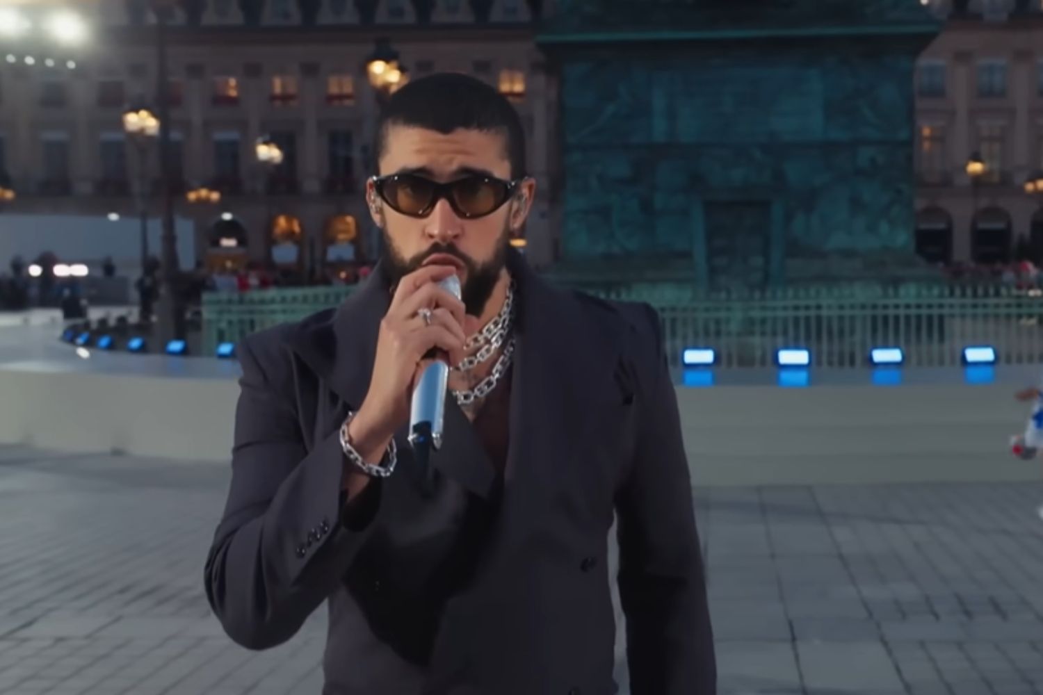 Bad Bunny parou o show por alguns segundos — e o que aconteceu com uma fã está emocionando milhões