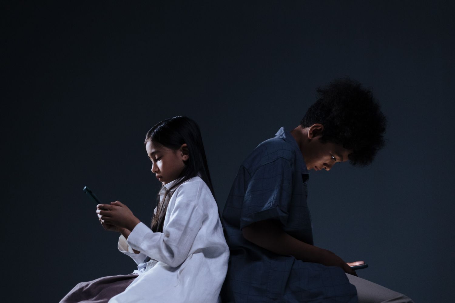 Especialistas alertam que celulares e tablets estão aumentando os casos de miopia infantil