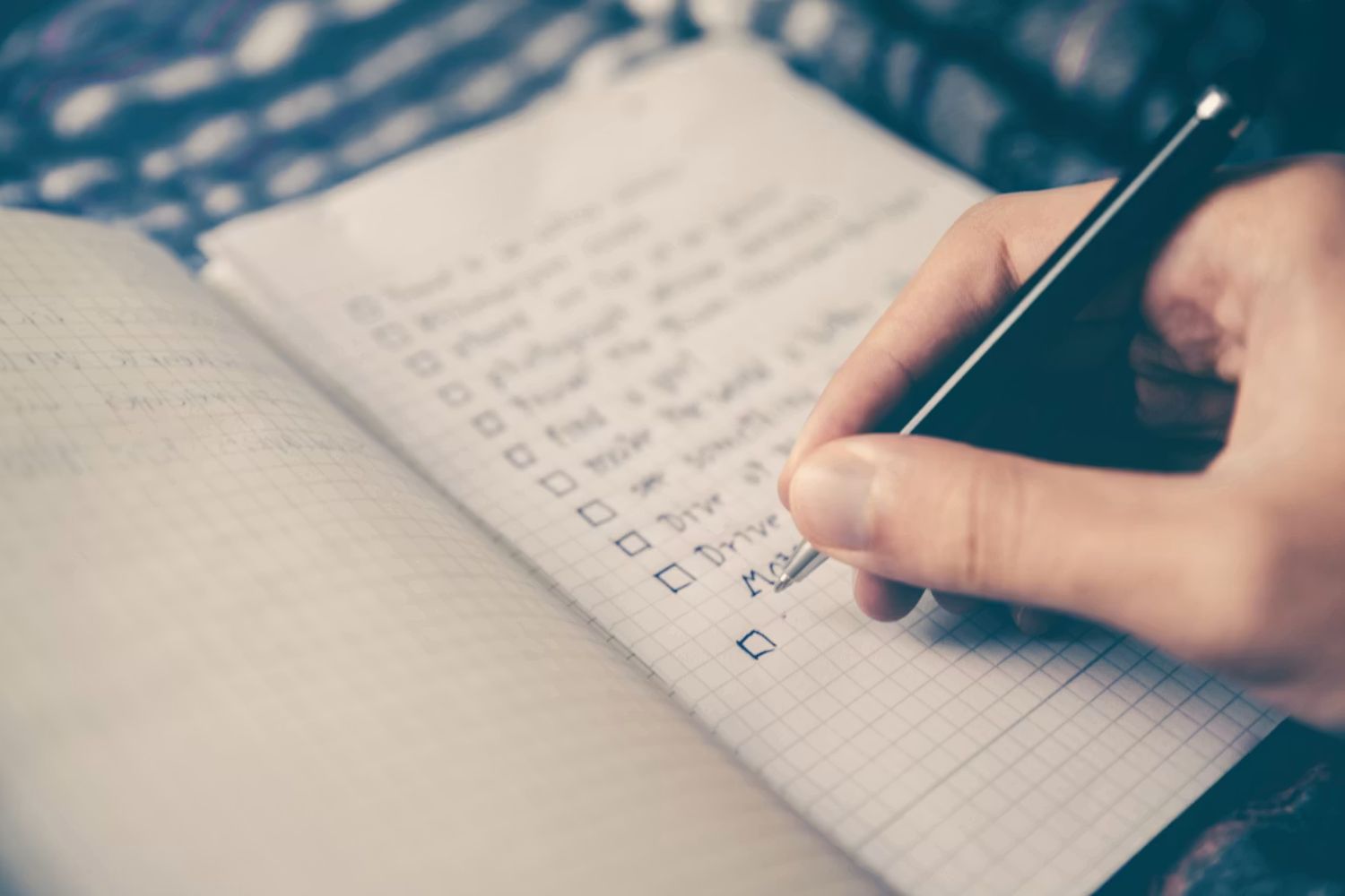Nem caneta, nem teclado: o que realmente define se suas anotações ajudam o cérebro a aprender