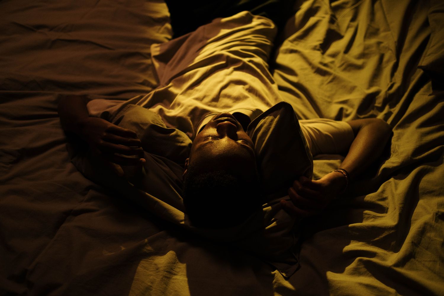 Uma única noite sem dormir já pode mexer com áreas do cérebro ligadas à memória, diz estudo