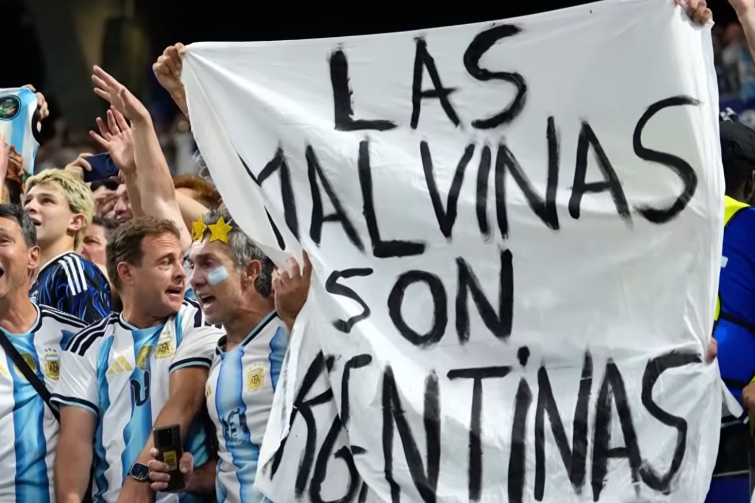 Uma faixa exibida pela Argentina após o jogo provocou repercussão muito além do futebol