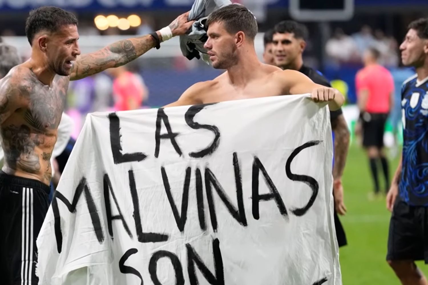 Uma faixa exibida pela Argentina após o jogo provocou repercussão muito além do futebol