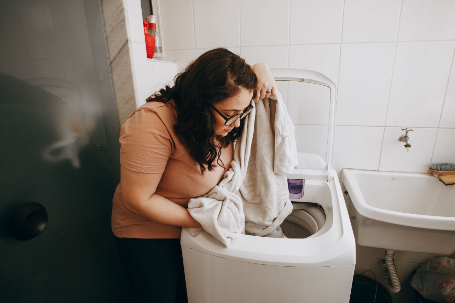 O truque simples que está conquistando quem nunca consegue eliminar o cheiro de umidade das roupas