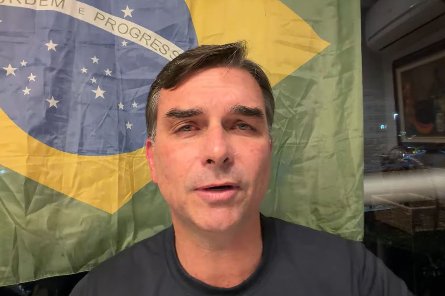 Supremo proíbe Flávio Bolsonaro de visitar Jair Bolsonaro até após o primeiro turno das eleições